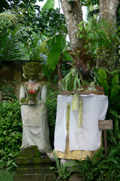 Taman Wana Villas statues 04
